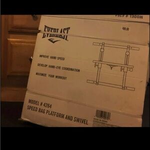 NEW IN BOX
Everlast **Speed Bag Platform and Swivel with Black Accents